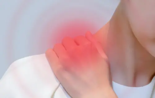 肩を抑えている男性