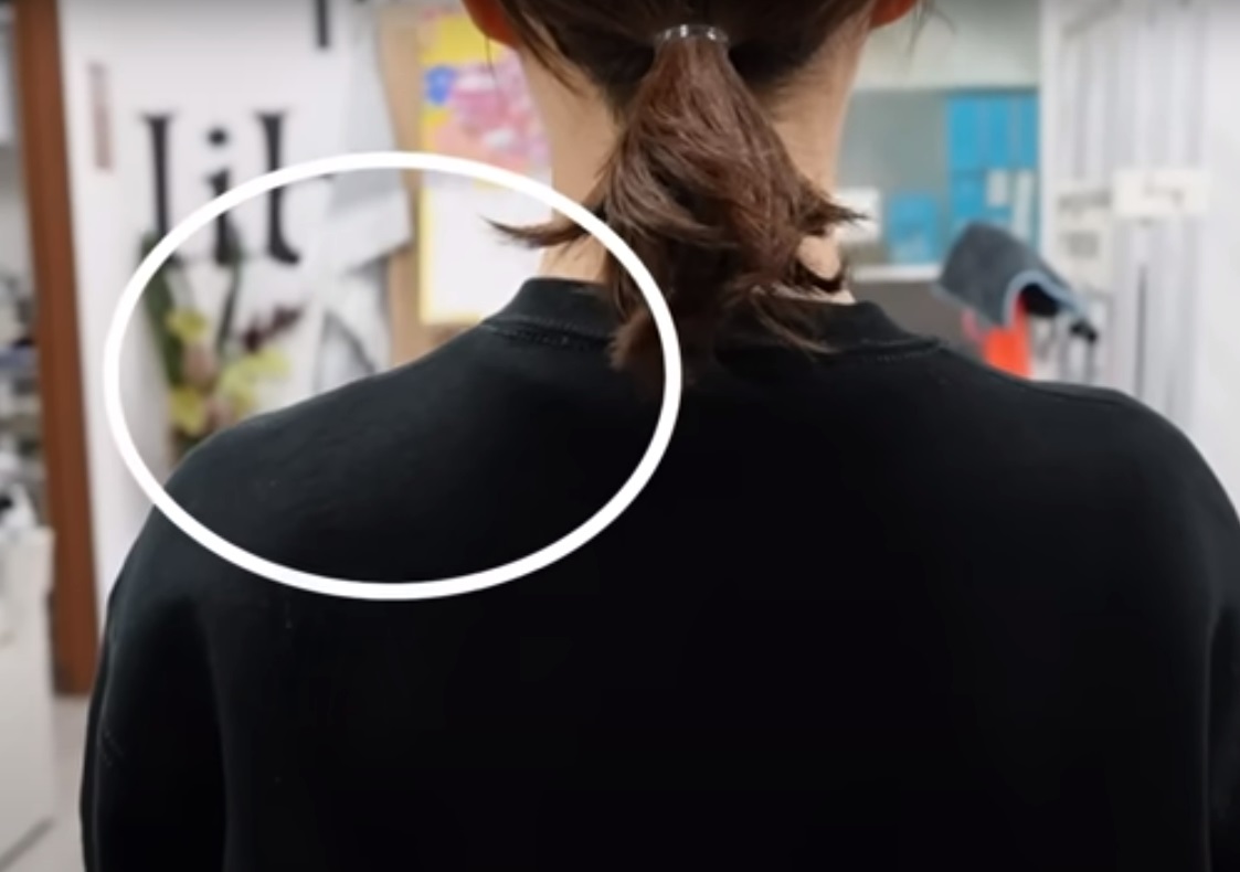 肩の位置がずれている女性