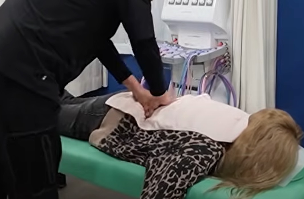 腰の整体を受ける女性