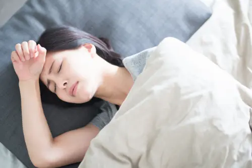 寝苦しい女性