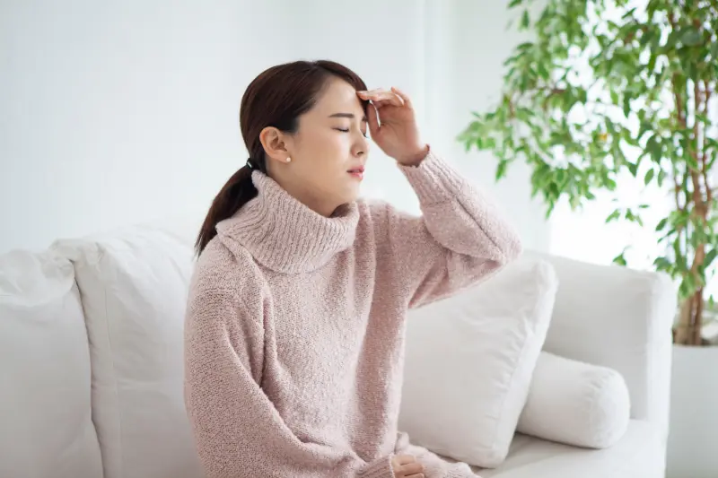 頭が痛い女性