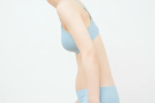 姿勢が悪い女性